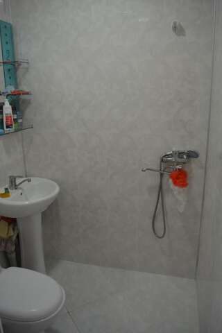 Гостевой дом Apartment in Batumi Батуми Семейный номер с душем-4